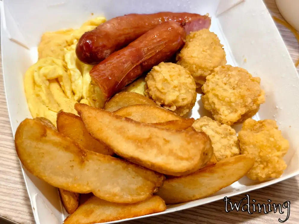 這盤 brunch 炸物拼盤有 juicy-sausage 與 crispy-nuggets，加上 golden-potato-wedges 的 flaky-texture 口感，是找餐店北區忠明店高 cp 值必點的小點組合。