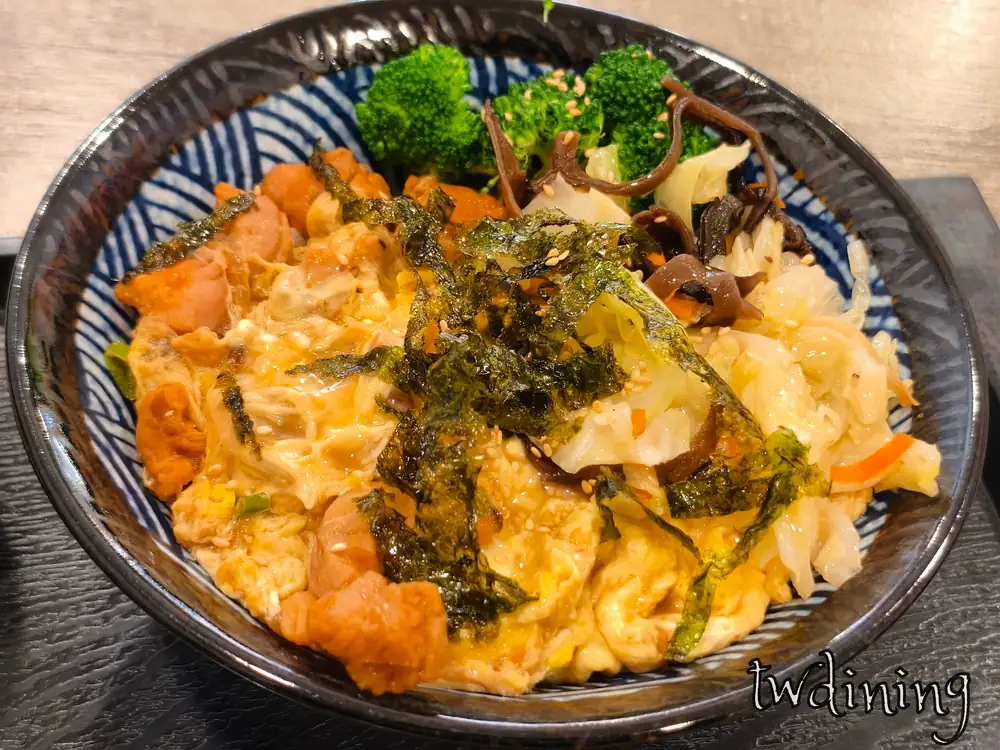 這碗 oyakodon 有超 smooth 的 egg 加上 tender chicken 配上 crispy seaweed 還有 fresh broccoli 真的超 yummy 的 japanese donburi 感覺