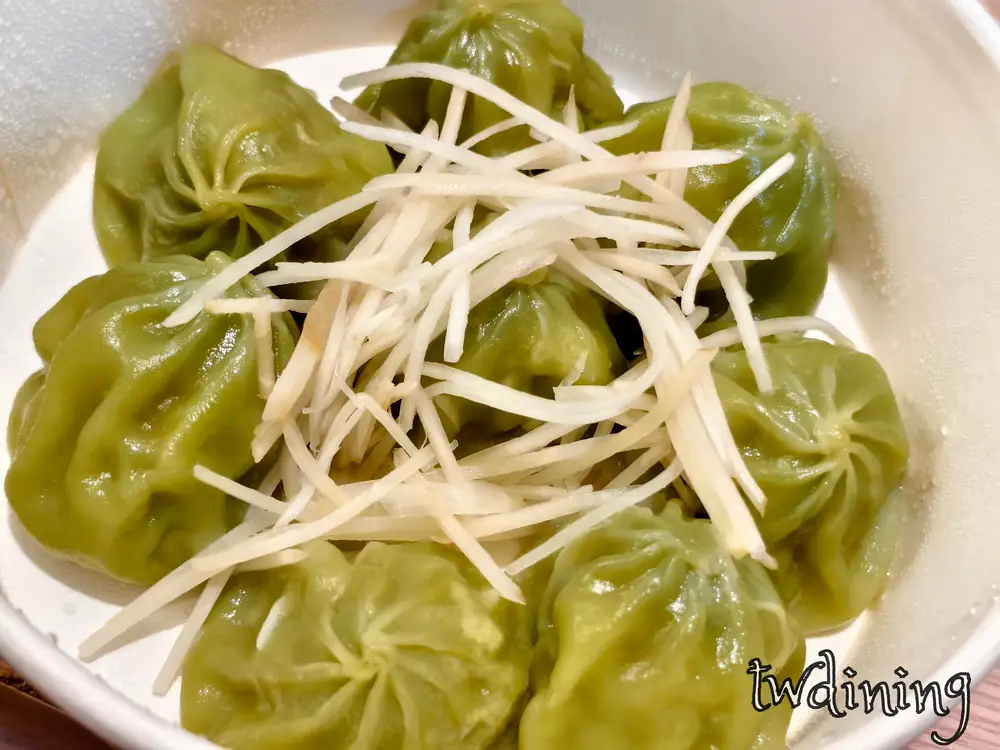 干貝絲瓜湯包 scallop luffa soup dumplings 翡翠綠的外皮 vibrant green skin 鮮甜絲瓜與干貝 scallop sweetness refreshing taste 視覺誘人美味