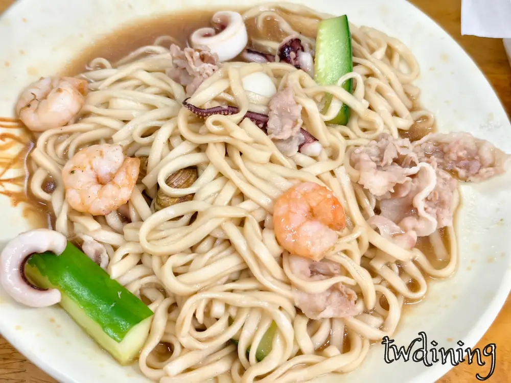 份量十足海鮮炒麵 seafood fried noodles 滿載鮮蝦與花枝 fresh shrimp and squid 搭配吸飽醬汁的 chewy noodles stir-fry 呈現豐富 savory seafood taste 視覺味覺雙饗