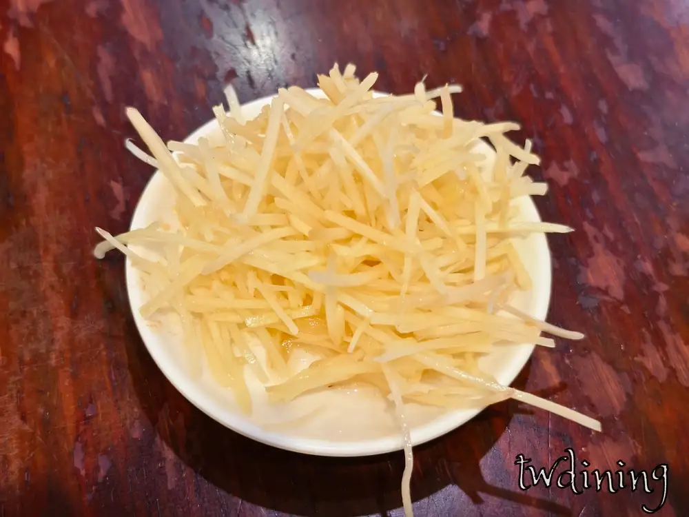 新鮮的 shredded ginger 薑絲是 beiping-yan taichung 北平燕蒸餃本家的靈魂 condiment 搭配蒸餃能提升 tasty 感受是台中北區不可或缺的 local flavor 配料