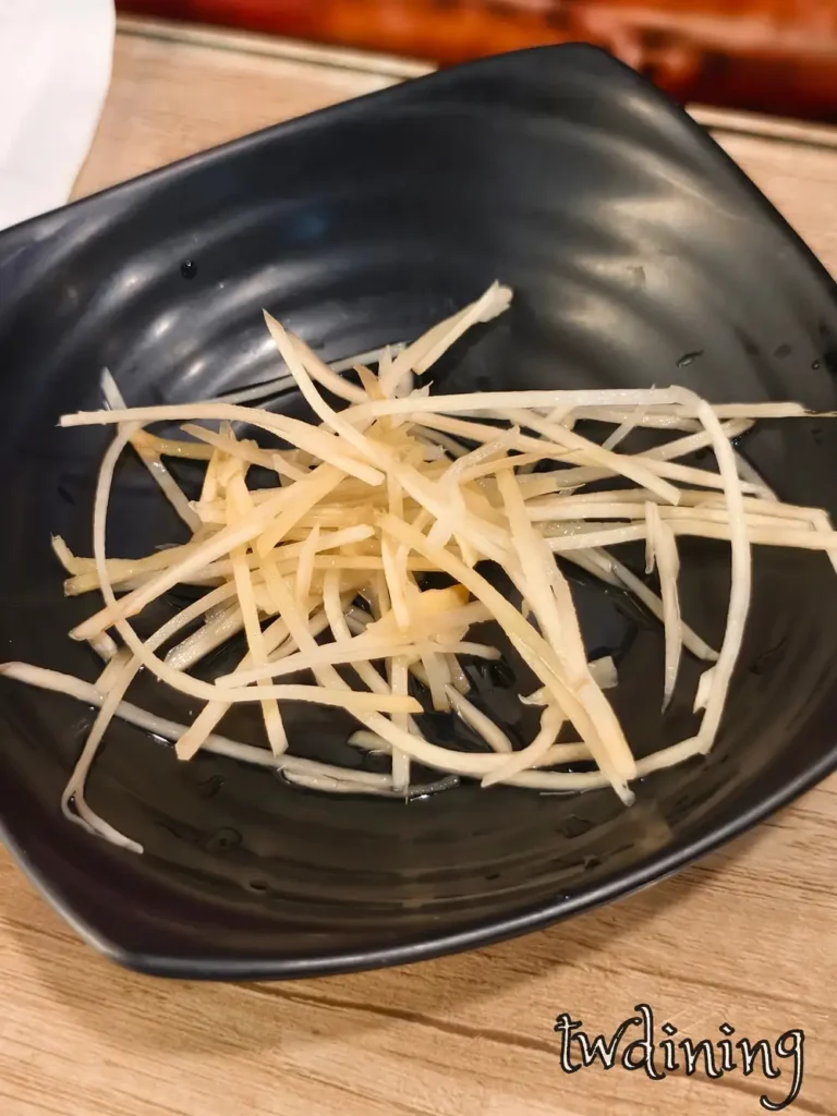 大萊三鮮蒸餃必備薑絲 shredded ginger 搭配湯包蒸餃靈魂配角 dipping ginger match 提升鮮味口感 refreshing texture 台中北區美食細節 beiping road food detail