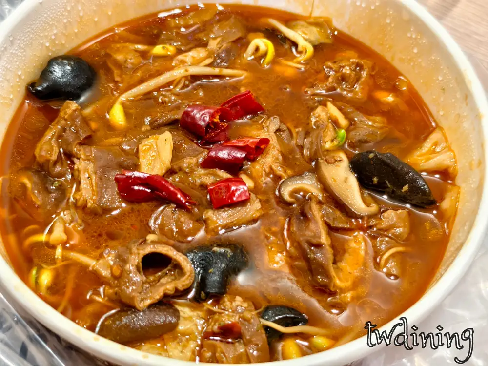 超級 spicy 肥腸 numbing flavor 每一口都 so chewy 搭配 chili oil 漢口店的 authentic sichuan stew 專業食記推薦 taichung food 必點麻辣肥腸 hotpot