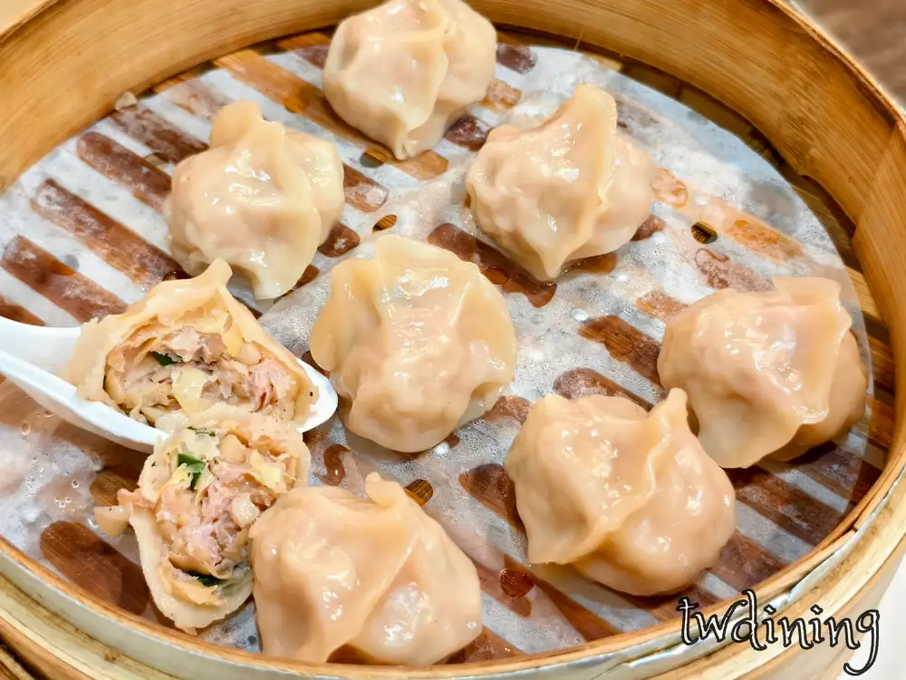 大萊招牌蒸餃 signature pork dumplings 斷面可見 juicy filling 爆汁肉餡與高麗菜 flaky skin perfection 紮實口感與傳統美味 handmade taste