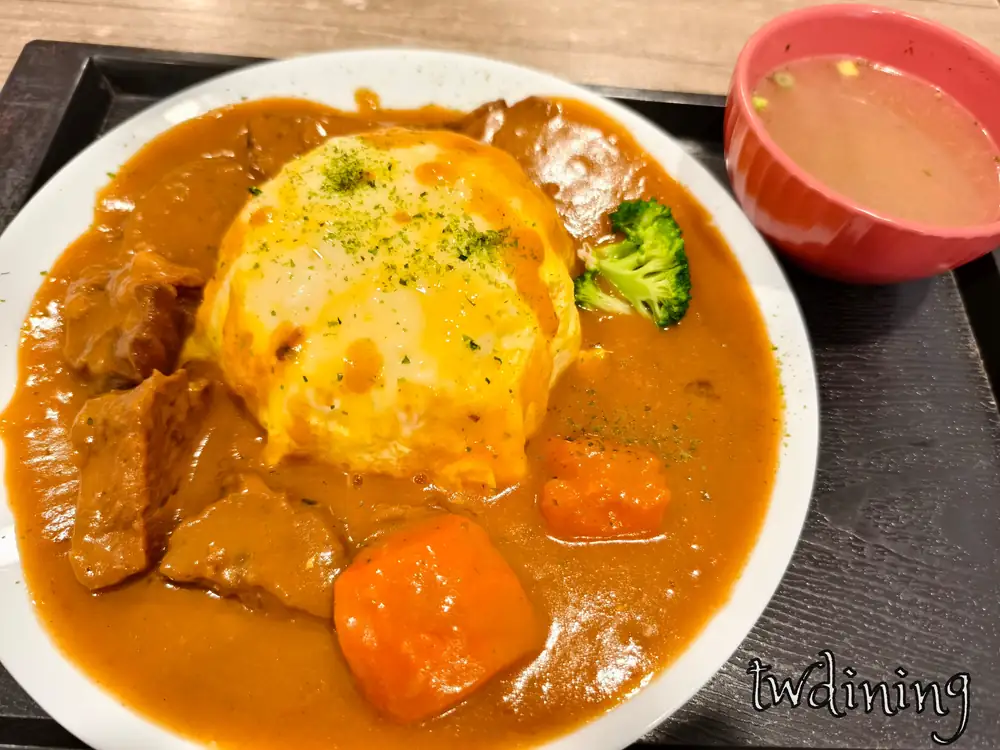 這個 curry rice 有 super tender-beef 跟 fluffy-texture 的 omelette 醬汁很 thick 加上 fresh broccoli 真的 super tasty 飽足感十足