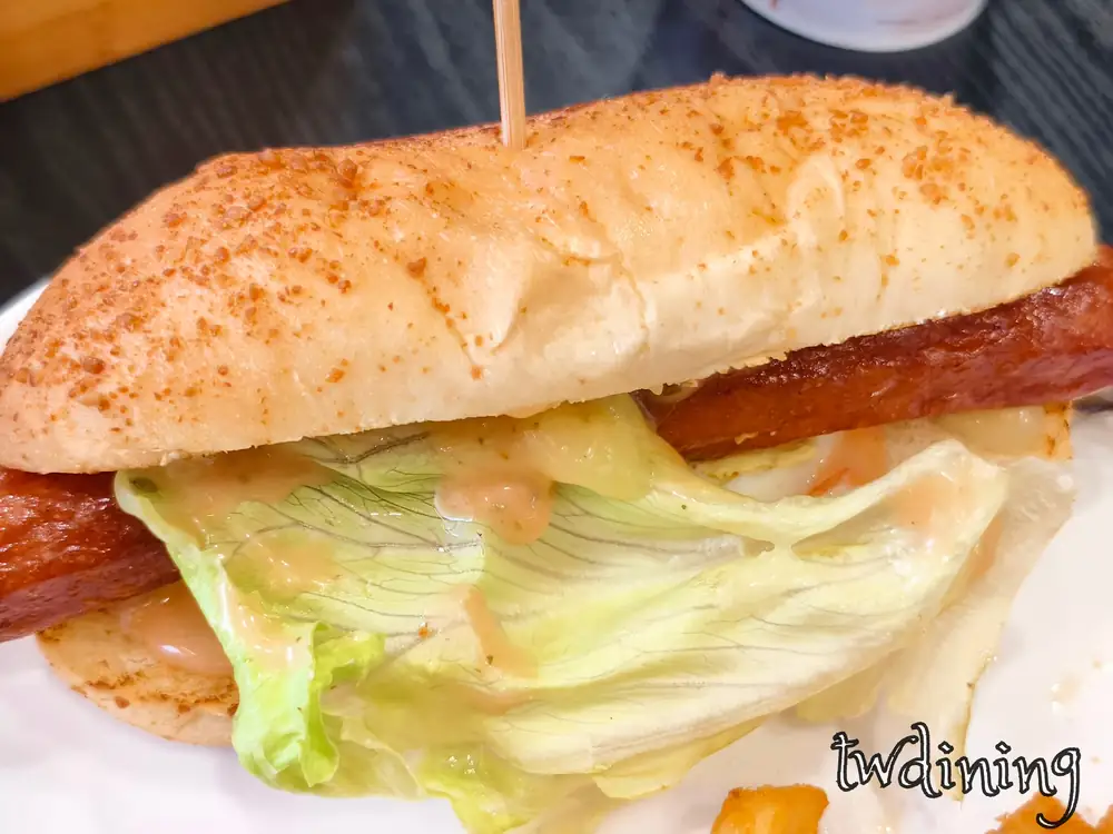 這份 smoked sausage parmesan bun 澄食晨食-漢口店 bread 搭配生菜與醬料 succulent meat texture 帕瑪森香氣 豐盛 breakfast yummy。