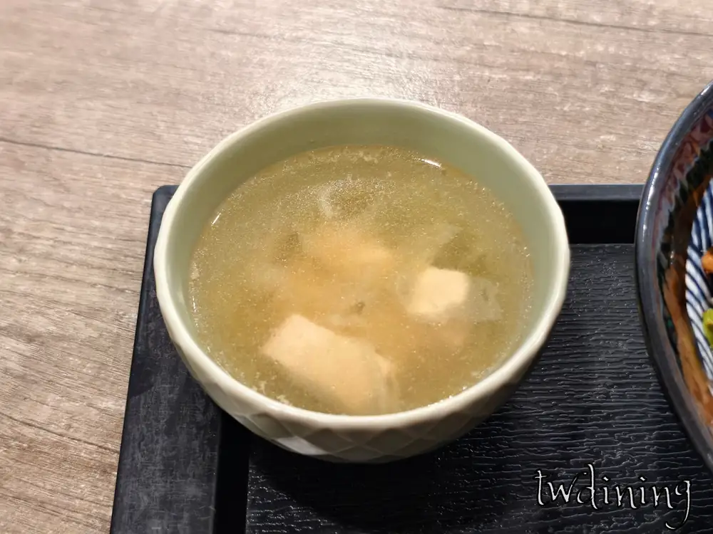 這碗 hot clear soup 有 silky tofu 跟 rich flavor 喝起來很 refreshing 跟 ramen 或是 donburi 搭配簡直是 perfect match