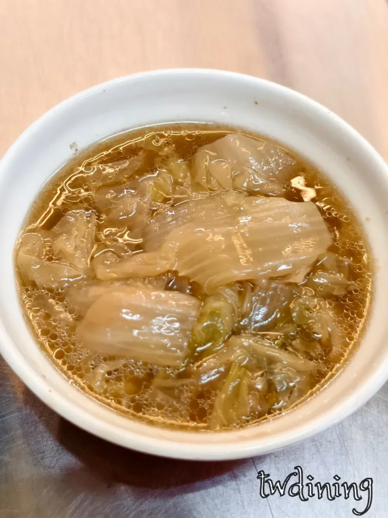 這碗 阿華炒麵魯肉飯 的滷白菜 super soft and juicy 充滿蝦米與香菇的 umami 鮮味 燉到入口即化是那種 very traditional 的台式配菜
