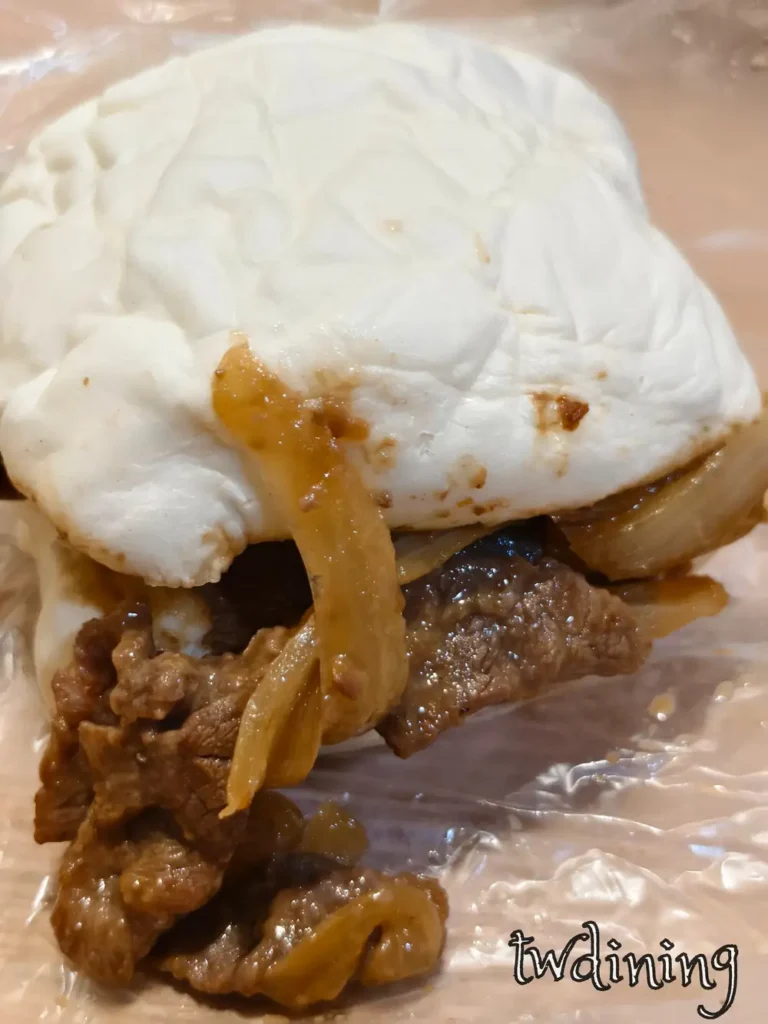 Soft-steamed white mantou with savory saucy-beef and egg. 肉質 tender-juicy 且充滿 aroma。這份饅頭夾牛肉份量十足，每一口都 steaming-hot，展現驢磨坊傳統早點的 visual essence 與 rich flavor。