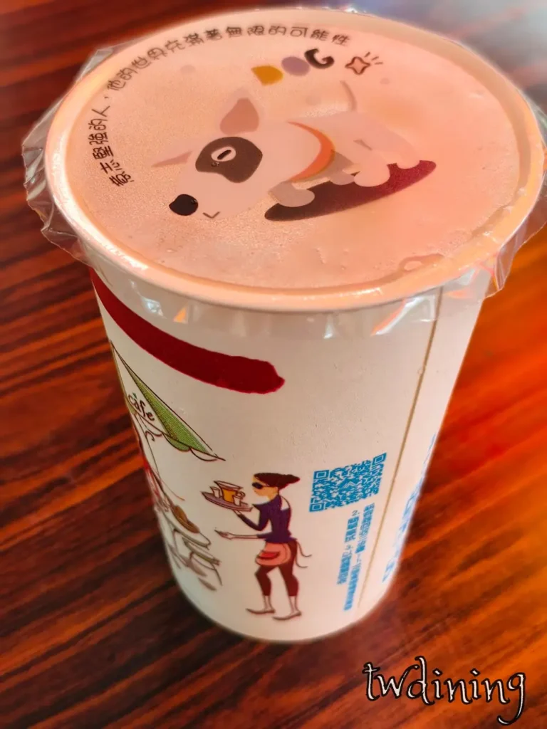 這杯 yong he soy milk 豆漿是永和四海豆漿北平店的招牌 drink，杯蓋上有可愛的 dog 插畫，濃郁的 soybean 香氣搭配清甜口感，是來到 taichung beiping road 享用台式早餐時絕對不能錯過的經典組合