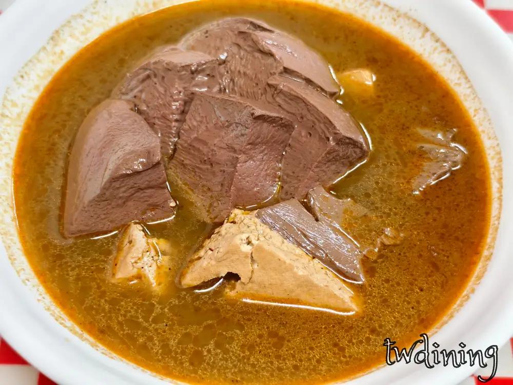 超嫩 spicy-duck-blood 跟吸滿湯汁的豆腐 braised-tofu 入口即化 tender-texture 湯頭辣得剛好 spicy-aroma 絕對是 must-order-dish 台中北區漢口路宵夜推薦 late-night-eats