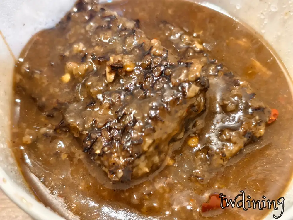 麻辣米血 spicy-blood-cake 阿嬤臭豆腐 A-Ma Stinky Tofu 濃郁醬汁 thick-sauce 軟糯入味 soft-glutinous 辛香麻辣 spicy-kick 靈魂細節 grain-texture 廟前必吃 temple