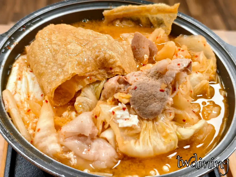 這碗 阿鍋家 classic spicy 御膳麻辣鍋湯底層次分明，香氣四溢的 spicy broth 搭配吸汁豆皮與鮮肉片，呈現出鍋燒煮義最經典的靈魂視覺感。