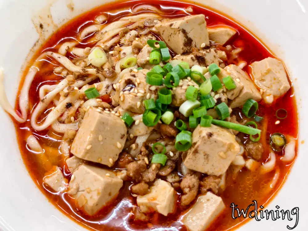 這碗 spicy mapo tofu noodles 辣得很 addictive 配上 silky tofu 還有 aromatic sauce 拌麵的 springy noodles 彈牙視覺感很強