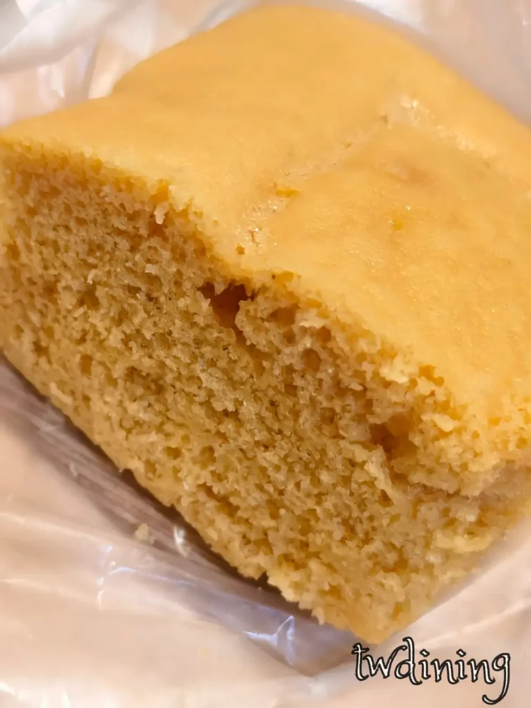 Spongy-texture Ma Lai Gao with a golden-yellow look. 蓬鬆馬來糕觸感 airy-soft，帶有淡淡的 brown-sugar 甜味。這道甜點口感 light-and-fluffy，展現台式港點的視覺精髓，是非常 nostalgic 的味道。