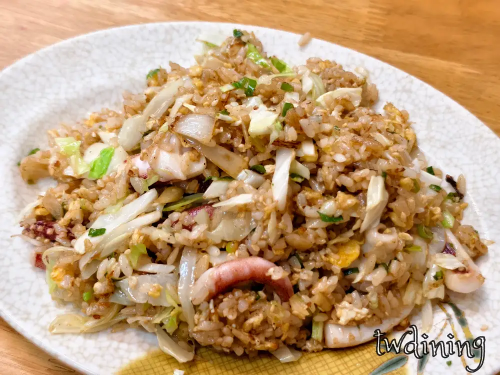 squid egg fried rice wen shacha beef taichung 台中溫沙茶牛肉中卷蛋炒飯新鮮Q彈中卷與洋蔥高麗菜拌炒入味展現海鮮鮮甜與蛋香完美結合