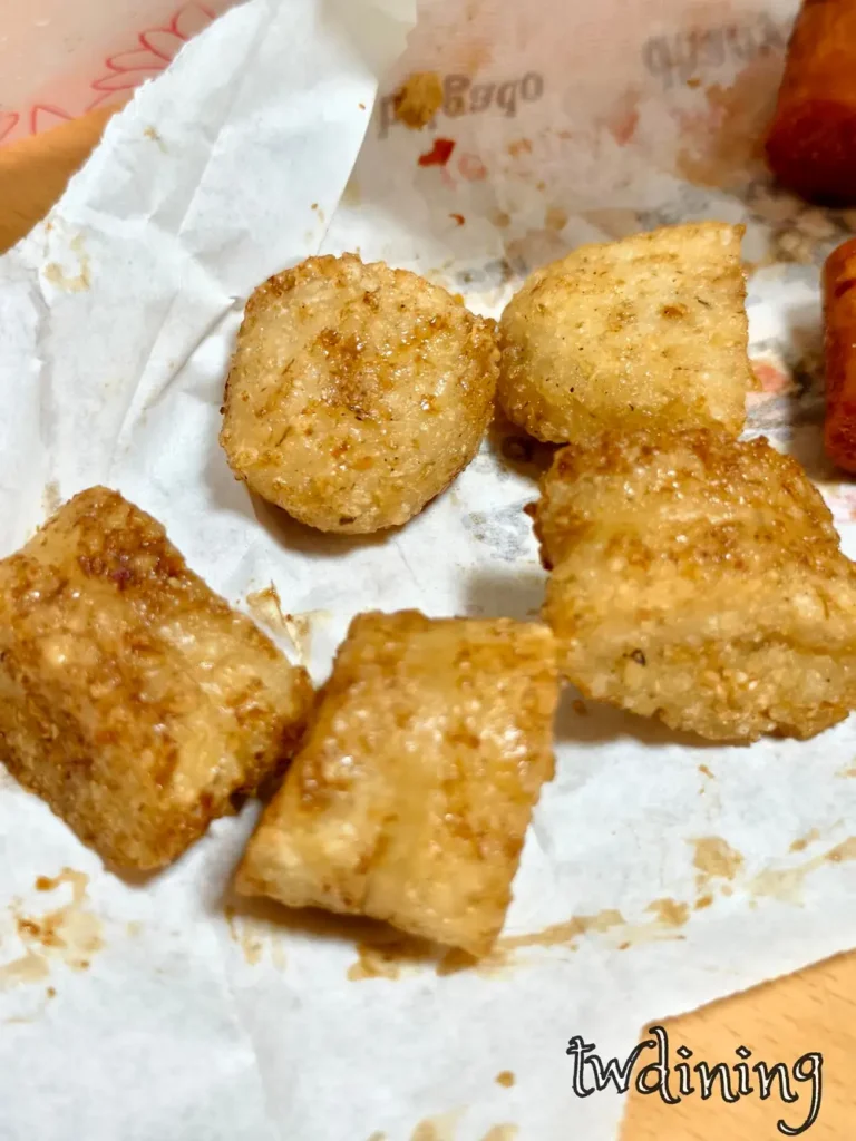 this 糯米腸 is so crispy with flaky-texture skin and moist-tender center from 成發鹽酥雞 臺中南屯必吃 best fried snack