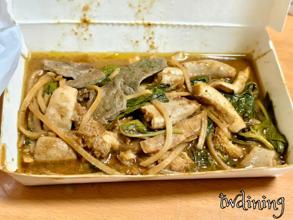 這份炒牛雜 stir fried beef offal 融入了靈魂沙茶香氣跟 crunchy textures 每一口都能吃到台中小山家最獨門的 savory sauce 滋味