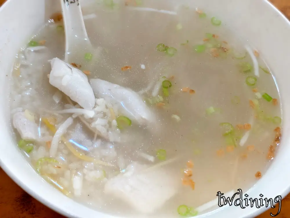 來到台中漢口路品嚐這碗 fish porridge 魚肉粥，鮮甜湯頭搭配嫩滑魚片口感非常 fresh，是台南小吃最道地的 seafood 早餐。
