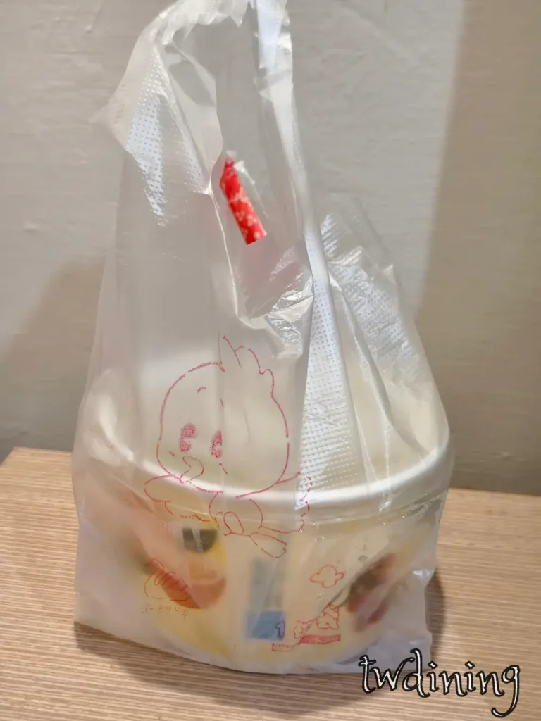 這家台南小吃的 takeout meal 外帶包裝十分便利，即便外帶回家也能享受 hankou road 的美味 seafood 與熱騰騰的湯品 noodles。