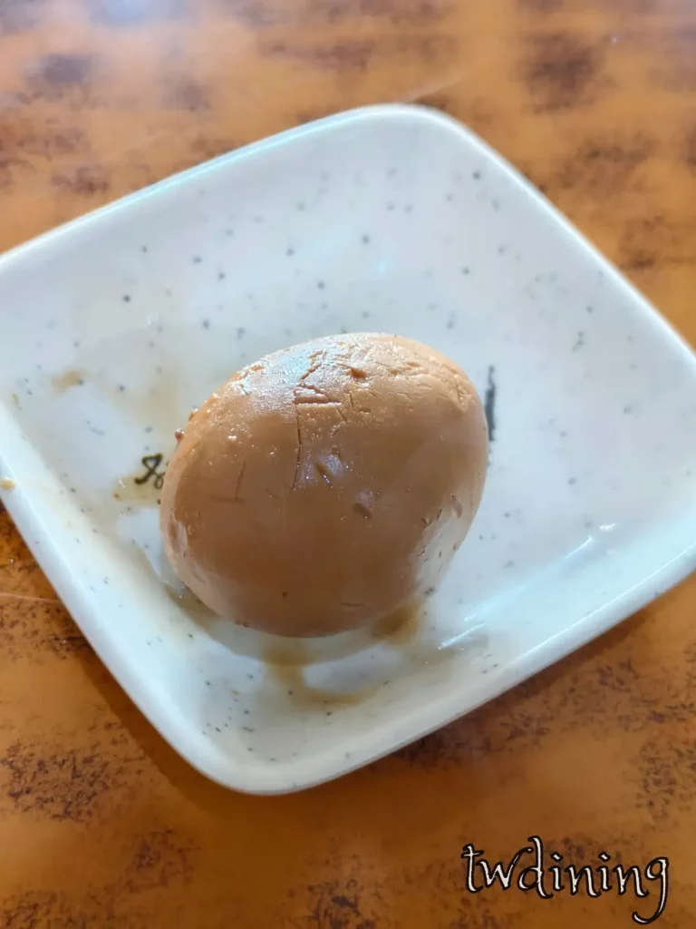 台南小吃必點的 braised soy egg 滷蛋色澤金黃且十分入味，搭配肉燥飯一起吃非常 delicious，是台中漢口路推薦的靈魂配菜之一。