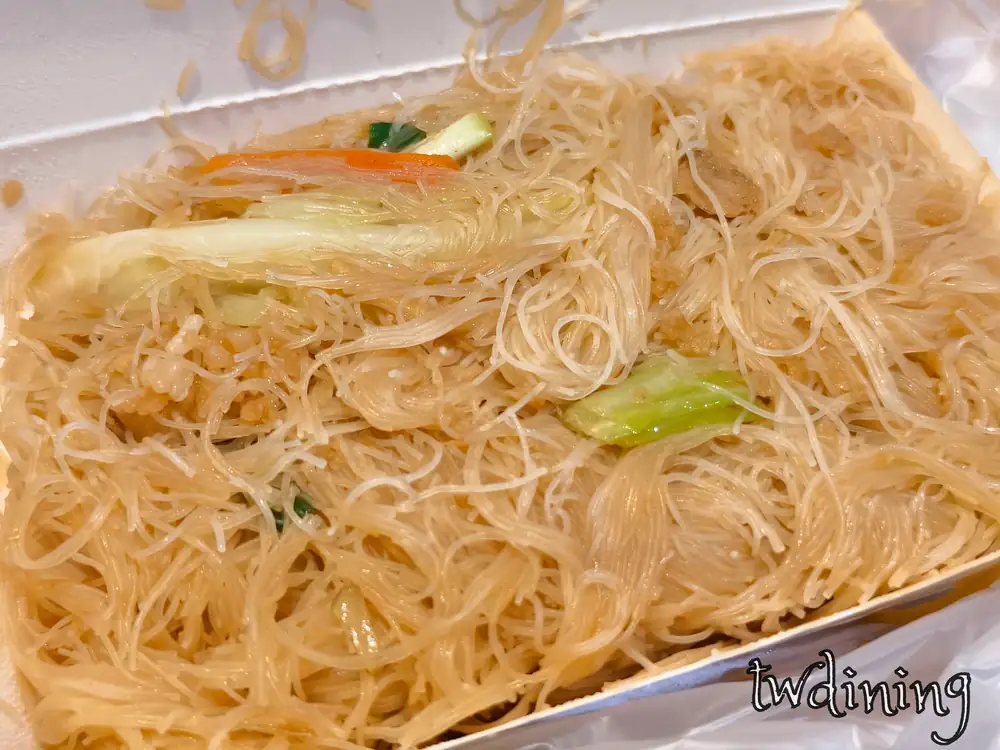 北平路市場 (beiping-market) 經典 古早味炒米粉，口感 Q 彈且充滿油蔥香氣的傳統 Stir-fried Rice Noodles。