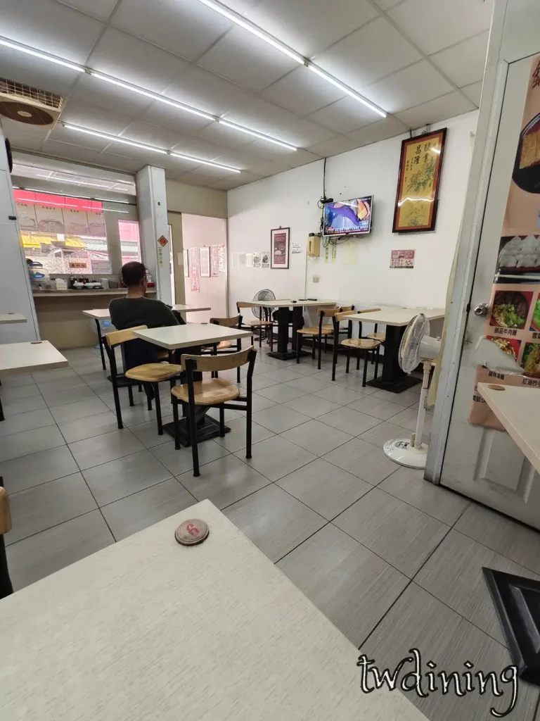 來到 taichung beitun 的 鍋中傳奇 beiping road section 3 感受 clean indoor seating 寬敞環境 noodle shop dining space vibe 很舒服