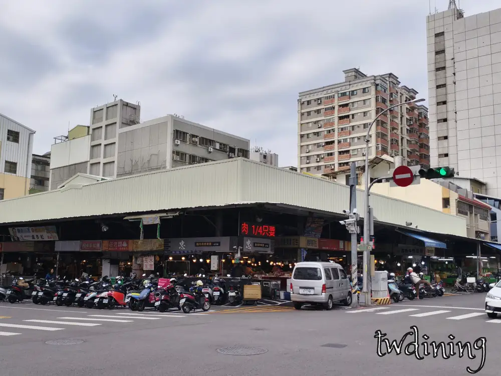 北平路市場 (beiping-market) 轉角實景，呈現傳統市場鐵皮建築與周邊高樓交織的在地 Traditional Market 風貌。