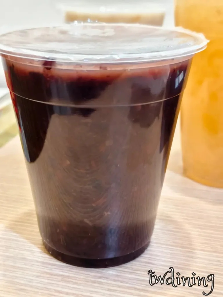 北平路市場 (beiping-market) 粉粿奇冰 (fen-guo-qi-bing) 紅豆紫米，溫潤補氣的經典 Red Bean Purple Rice 飲品。