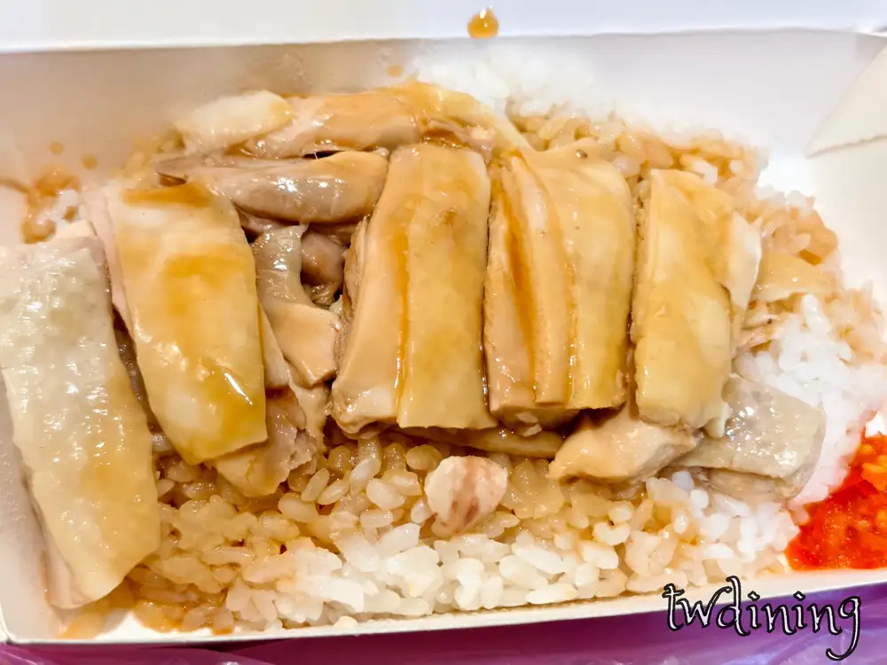 吸飽鹹香醬汁的 tender meat 是 丞星丞雞肉飯 的靈魂這份在 taichung 瘋傳的去骨雞肉飯淋上特製雞油後口感滑順誘人是追求極致美味口感的饕客首選