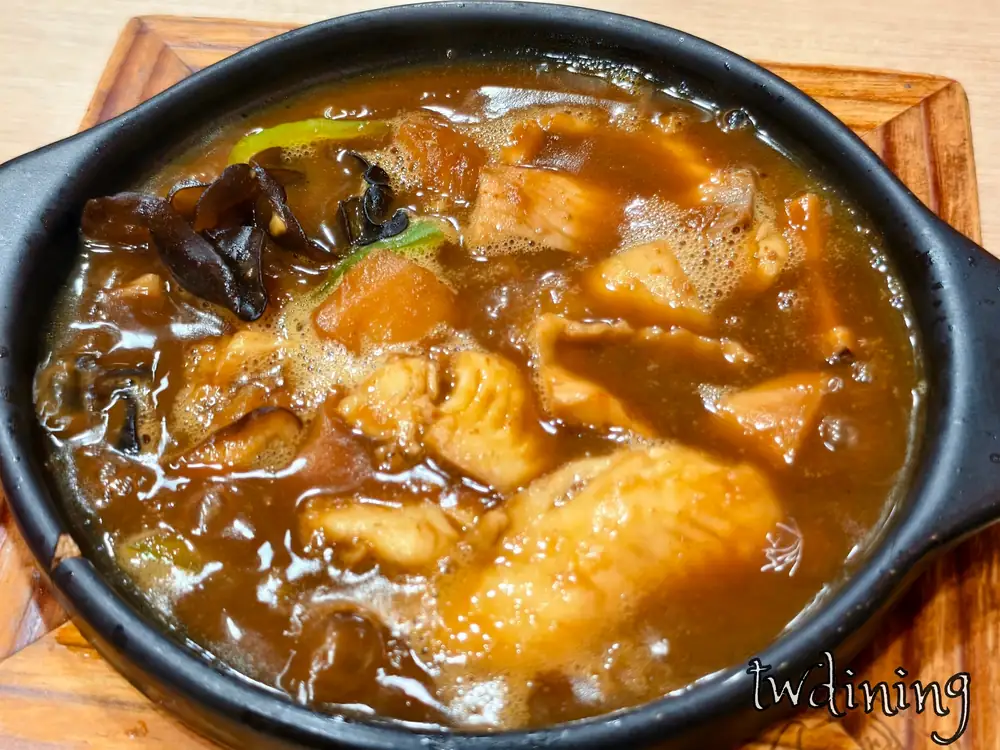 這家 taichung 老泉城黃燜魚 really tender 魚片配上 rich gravy 簡直是 amazing chinese dish 漢口店必吃 local delicacy 鮮美入味 bubbling fish pot
