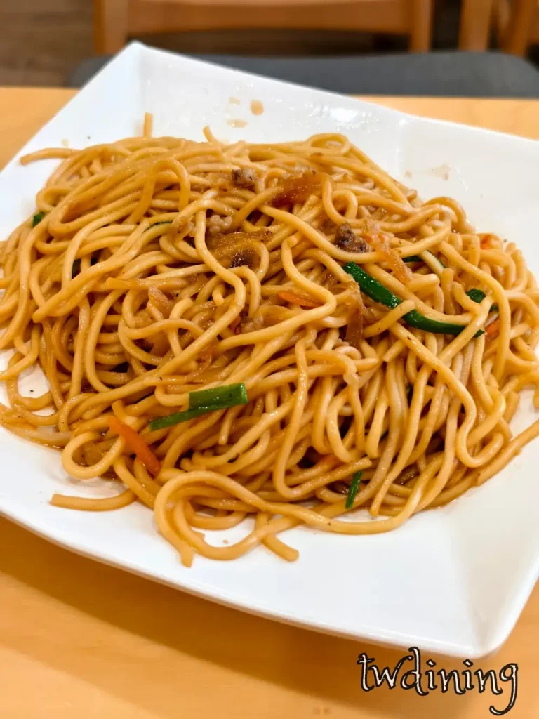 超誘人的 在地炒麵 served in a plate 充滿 glossy savory sauce texture 與青蔥香氣 澄食晨食 noodles are stir-fried with tender meat 還有紅蘿蔔絲的 chewy mouthfeel 每一口都非常 delicious 視覺效果很豐盛。