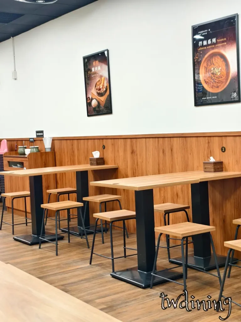 來到位於台中北區的 阿鍋家 漢口店可以感受 interior 寬敞空間與舒適 wooden 質地桌椅，營造出 warm atmosphere 用餐氛圍，是享受鍋燒煮義料理的優質環境。