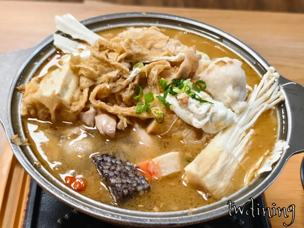 這鍋 阿鍋家 sesame oil chicken 麻油雞肉鍋散發濃郁酒香與薑片氣息，搭配 tender meat 鮮嫩雞肉與多種 hot pot 配料，是冬日裡最滋補的美味選擇。