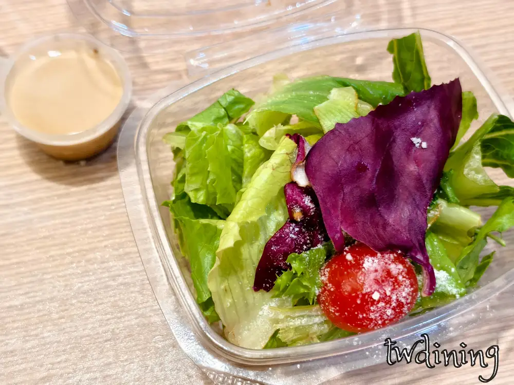 晨家早午餐套餐田園沙拉 fresh garden salad，新鮮生菜 lettuce 與番茄搭配胡麻醬 sesame dressing，視覺清新鮮度滿分。