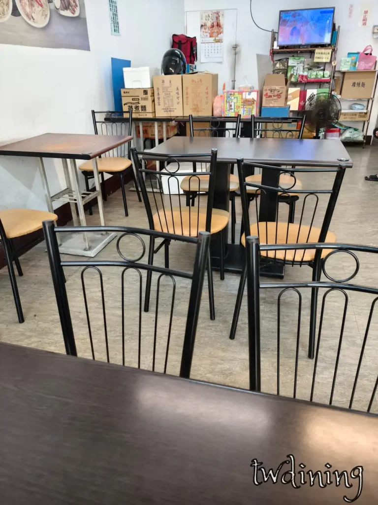 位於 taichung north district 的 北海魷魚焿 內用區，這間 beiping road 的 indoor space 乾淨明亮，提供客人最舒適的 traditional noodle shop 用餐環境。
