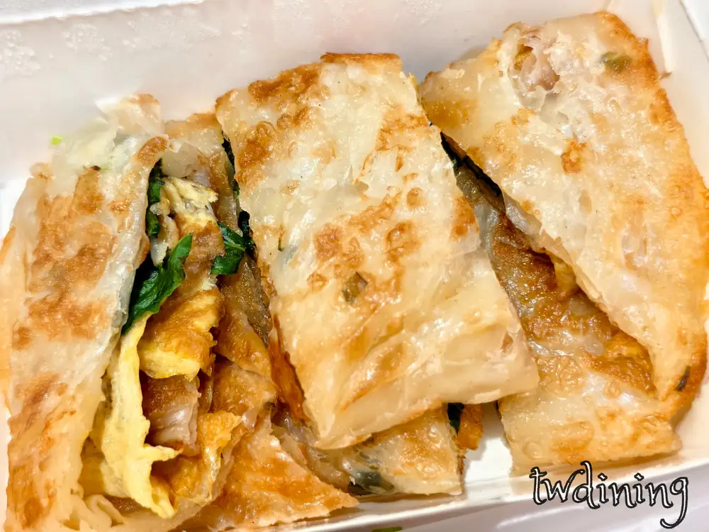 mornhome 晨家早午餐經典九層塔 basil scallion pancake 蛋餅，餅皮酥脆 flaky texture 充滿蛋香與香氣，台中北區必點早餐精選。