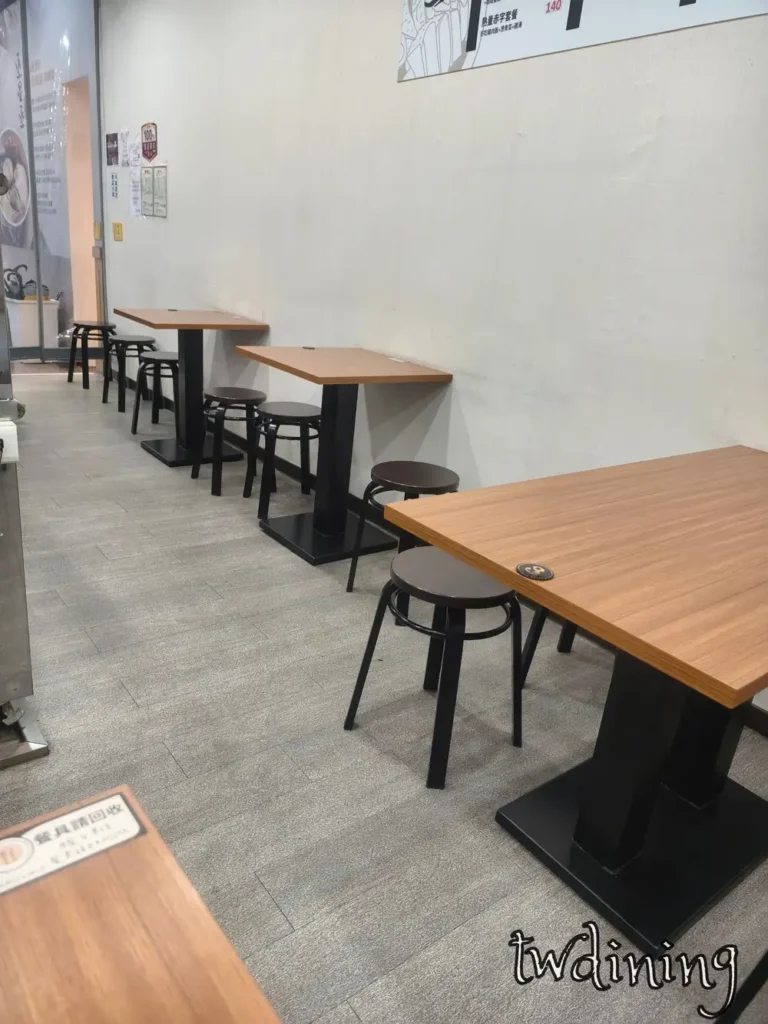 簡約整潔的 dining area 展示了 丞星丞雞肉飯 舒適的內用空間在 taichung north district 忙碌的北平路二段能有這樣乾淨寬敞的用餐環境真的非常 chill 且放鬆