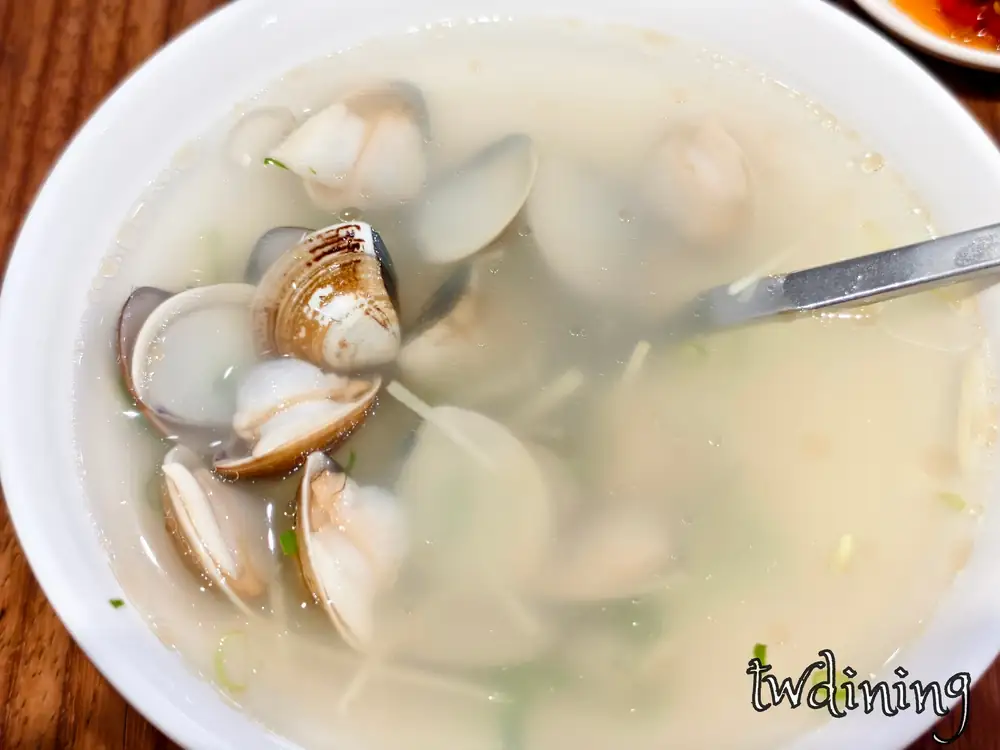 鮮甜 fresh clam soup 蛤仔湯在 beiping-yan taichung 北平燕蒸餃本家選用飽滿蛤蜊配上 shredded ginger 薑絲去腥湯頭 clear broth 非常好喝是推薦的 side dish