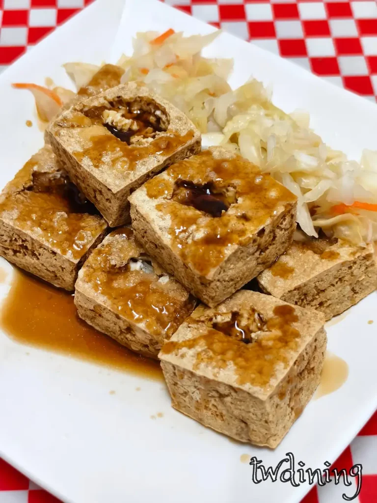 taichung-foodie 必吃這盤 tan-zi-jiang-stinky-tofu 酥脆金黃外皮 crispy-skin 搭配超入味醬汁 juicy-sauce 還有靈魂台式泡菜 crunchy-pickles 爆好吃 delicious-one-bite-tofu