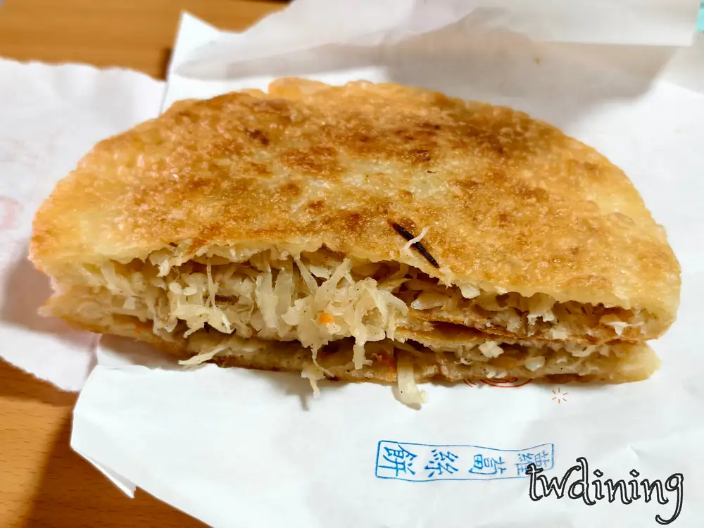 漢口路蘿蔔絲餡餅 shredded-radish-pie 爆漿清甜 radish-filling 酥皮 flaky-crust 咬下極致 crispy-texture 鮮甜多汁 juicy 必吃台中北區 404-taichung-north 台味 snack