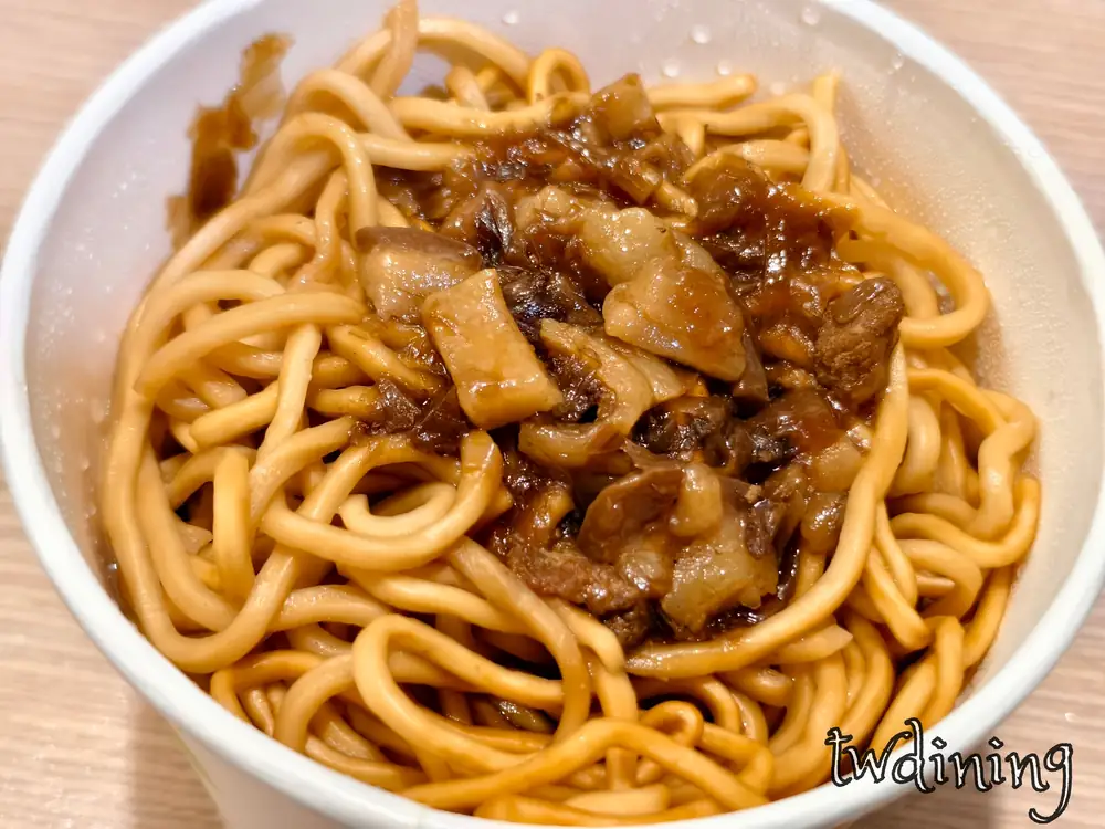 客家炒麵 Hakka-fried-noodles 台中北區 Taichung North 廟口阿嬤臭豆腐 A-Ma Stinky Tofu 滷肉燥 braised-pork-sauce 鹹香入味 savory-taste 靈魂細節 oily-texture