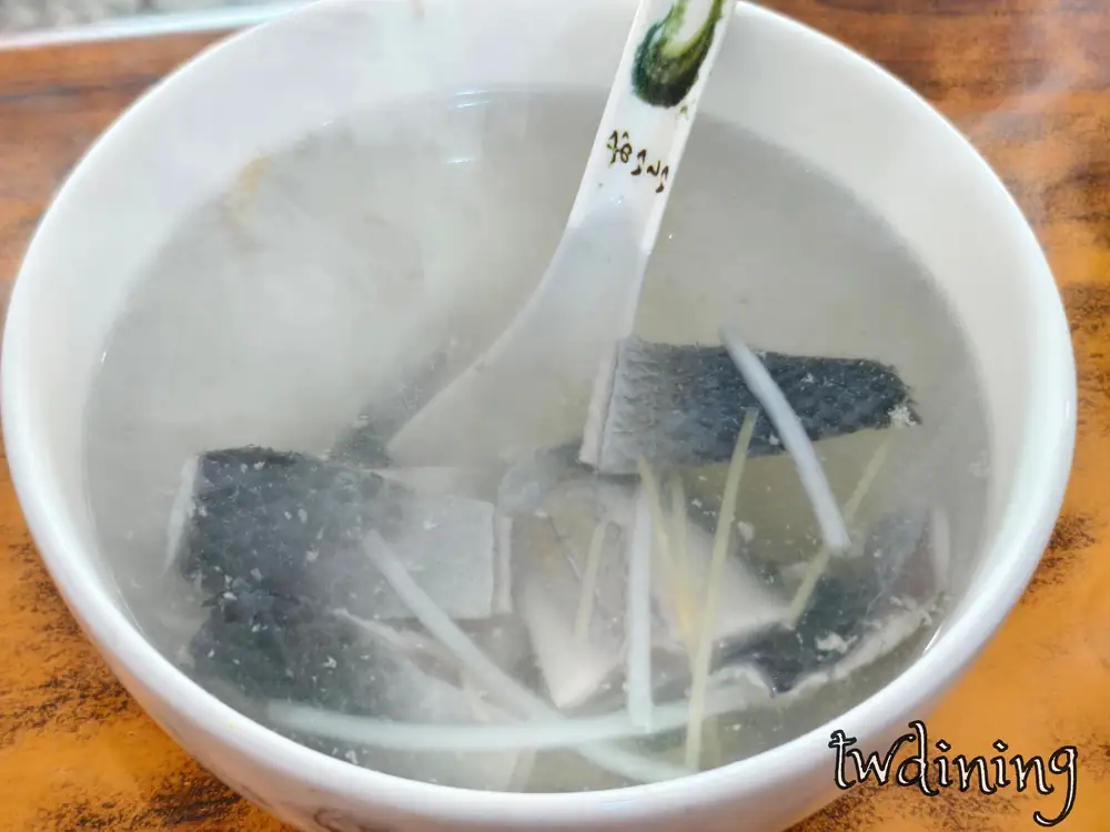這道 milkfish skin soup 虱目魚皮湯加了 ginger 薑絲去腥，鮮甜清湯搭配富有膠質的魚皮口感非常 fresh 又健康。