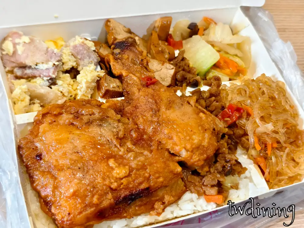 津品園 jin pin yuan 的 fried chicken drumstick bento 炸雞腿便當搭配 glass noodles 冬粉等 side dishes 是很熱門的 meal 選擇