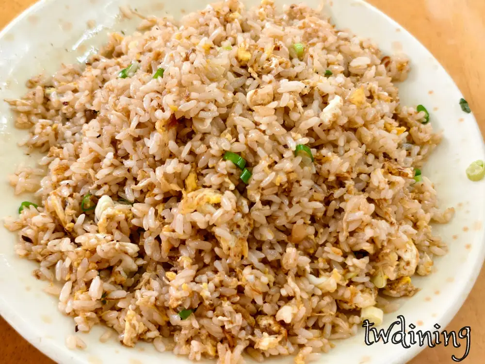 老向的店鹹魚雞粒炒飯 salted fish fried rice 粒粒分明具有 flaky texture 與香氣 wok hei flavor 滿滿雞粒與鹹魚 savory umami taste 呈現最經典的 traditional stir fry 職人火候