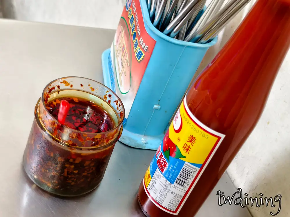 台中sanjing三景辣椒醬spicy chili sauce山西路shanxi road北區美味condiments餐具stainless steel sticks調味料辣椒油