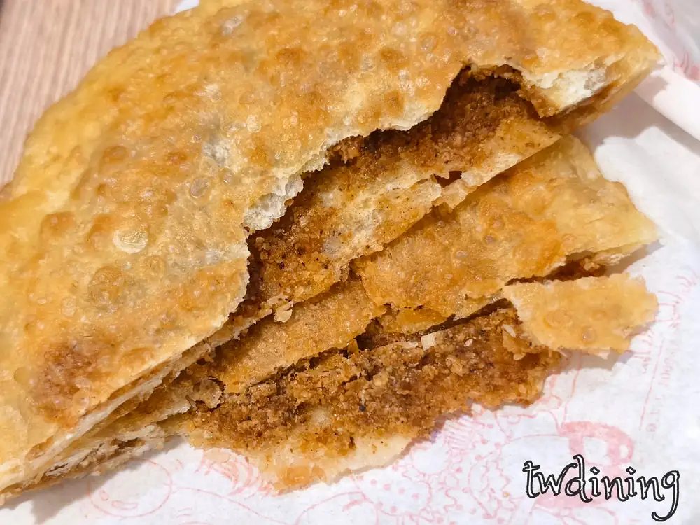 漢口路花生餡餅 sweet-peanut-filling 濃厚花生粉 rich-peanut-powder 脆皮顆粒 crunchy-texture 酥脆甜餅 flaky-pancake 台中北區下午茶 dessert-snack 邪惡美食