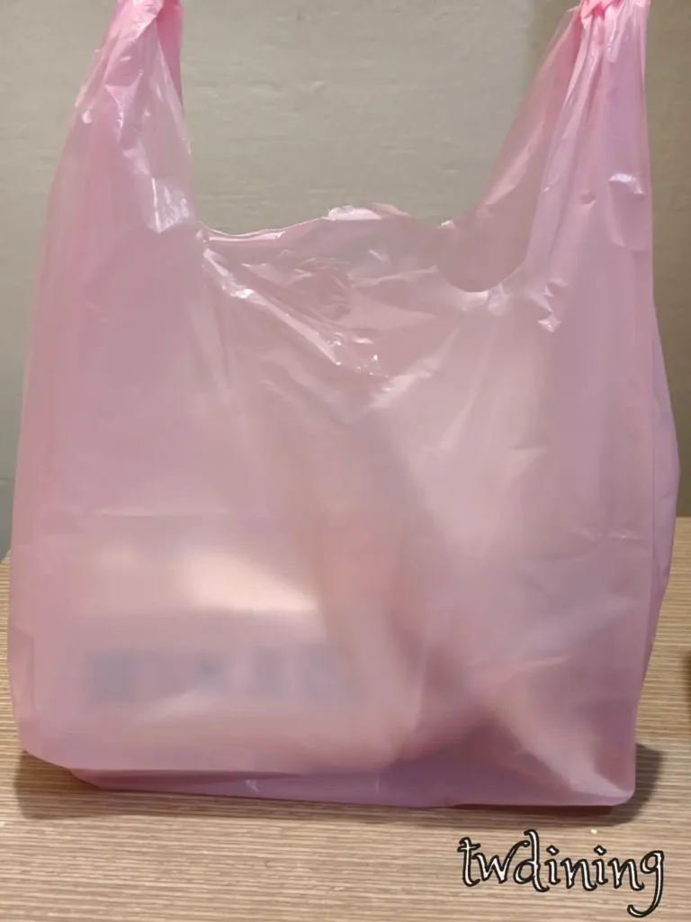 台中北區滿意早點 Man Yi Brunch 外帶包裝 takeout package，粉紅色塑膠袋 pink plastic bag 位於太原路 Taiyuan Road North District 的日常在地早餐日常 daily local breakfast routine.