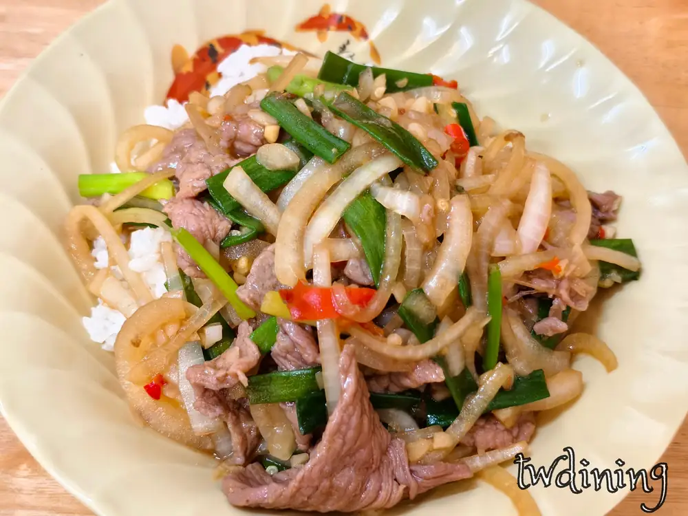 scallion beef rice with gravy taichung 台中北區溫沙茶牛肉蔥爆牛肉燴飯鮮嫩牛肉片與大量清脆青蔥洋蔥大火快炒淋上鹹香濃郁醬汁鋪在白飯上超級開胃下飯