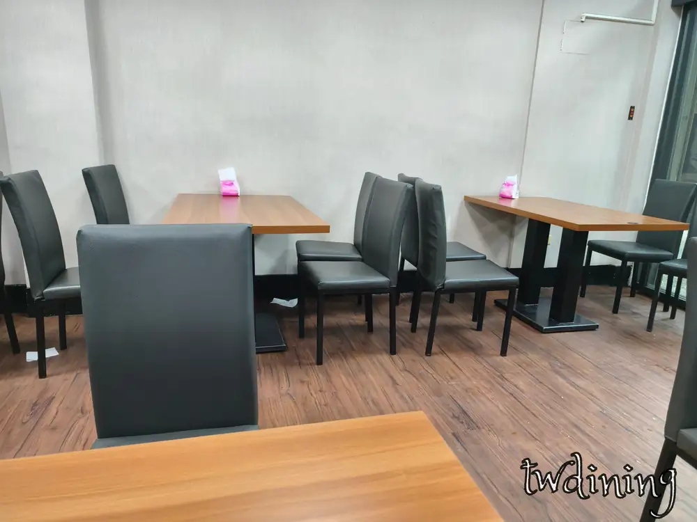 小山家漢口店的 interior 空間乾淨明亮有舒適的 wooden tables 讓人在 taichung 享用道地熱炒 beef cuisine 的時候感到非常放鬆